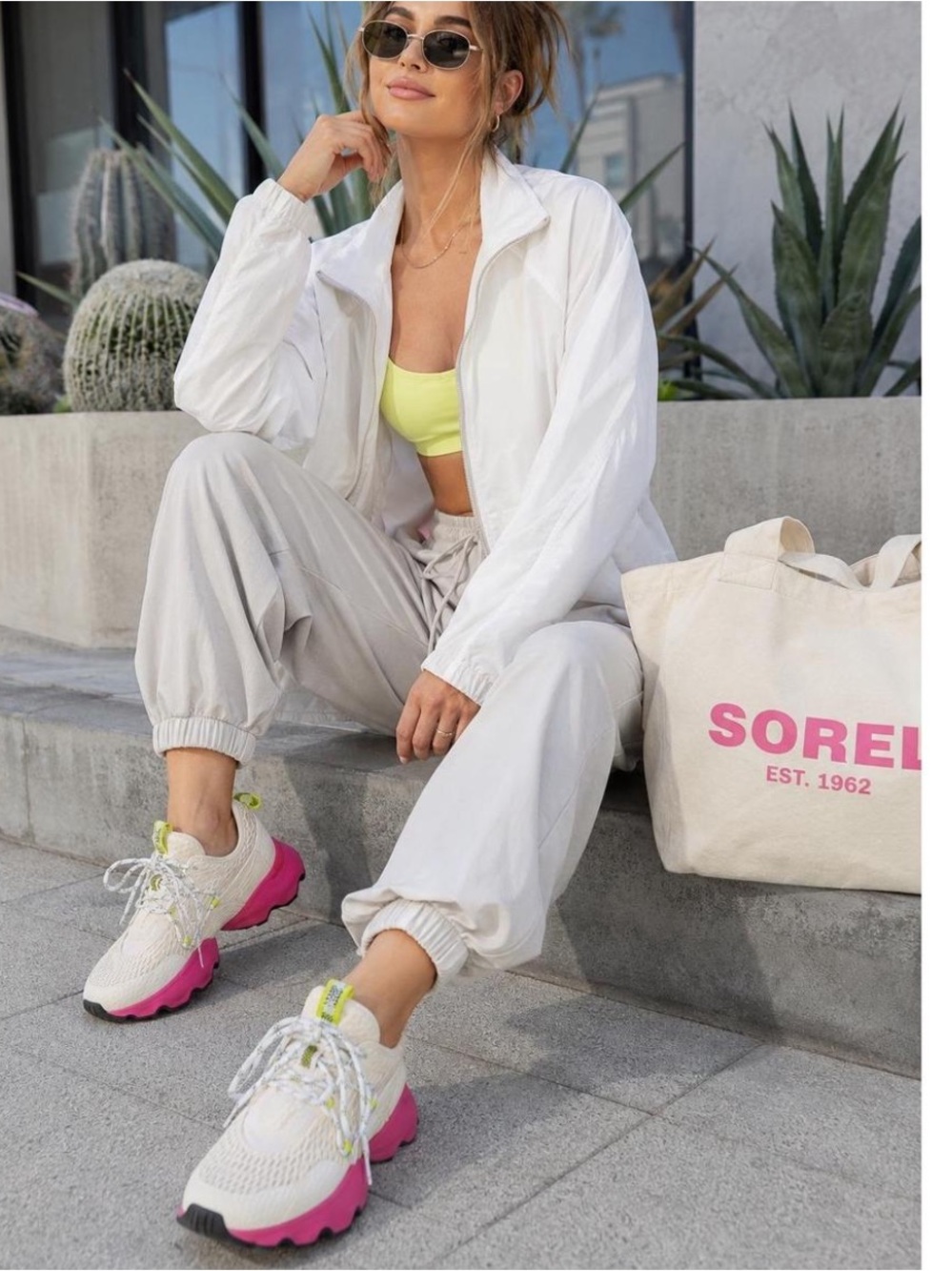Sorel kinetic impact women size 11 White Athletic Sneakers with Pink soles